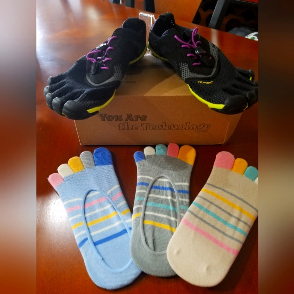 Women Vibram Five Finger Running Shoes w/ 3 pair Socks - Practically brand new